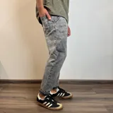 Pantalón jean celeste de corte amplio y tiro alto.