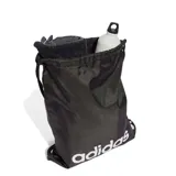 Mochila tipo gym sack Adidas, color negro con logo blanco estampado. Cuenta con cordones ajustables para cerrar y llevar en la espalda.