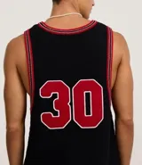 Musculosa negra de punto con cuello redondo y bies contrastante en rojo. Estampado frontal con el número 30 y logo de la marca.