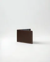 Billetera marrón de cuero con costuras blancas.