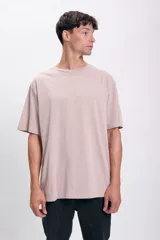 Remera color beige de corte oversize con estampado de Capitán América en la espalda.