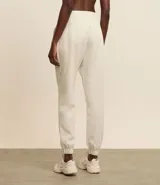 Pantalón deportivo color morado, de algodón y poliéster, con cintura elástica y bolsillos laterales.