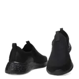 Championes slip-on Umbro negros de tela tejida, con el logo de la marca en el lateral y suela gruesa con diseño texturizado.