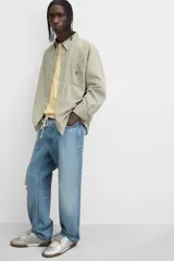 Camisa color verde claro de denim ligero de algodón, corte relaxed fit, cuello abotonado, manga larga con puño abotonado, bolsillo plastrón en pecho con bordado a contraste y cierre frontal abotonado.