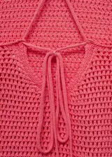 Top tejido al crochet color rosado, con cuello halter y tirantes finos.