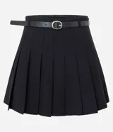 Short pollera negro de sastrería con pliegues estructurados, cintura con trabillas y cinturón ajustable con hebilla redonda.
