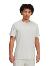 Remera gris claro de manga corta con cuello redondo y logo de Curry bordado en el pecho.