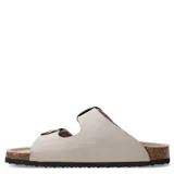 Sandalias planas color beige con dos tiras anchas con hebillas metálicas plateadas.