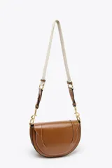 Bolso de hombro ovalado negro con asa de doble tira redonda con detalles metalizados dorados. Cierre imantado y asa de bandolera extraíble con tejido a contraste. Bolso interior con cierre mediante cremallera metálica.