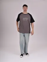 Remera blanca con mangas ranglán color gris y estampado frontal con la palabra "Michigan" en verde.