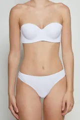 Conjunto de lencería negro, compuesto por un corpiño strapless con aro y una bombacha tipo colaless.