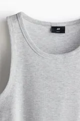 Musculosa gris de punto acanalado, corte ajustado y cuello redondo.