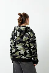 Canguro de polar con estampado animal print, capucha y cierre frontal.