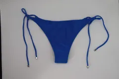 Bombacha de bikini azul con tiras laterales ajustables con terminales metálicas.