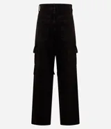 Pantalón recto de jean color negro con trabillas en la cintura, cierre con botón y cremallera, y bolsillos cargo laterales.