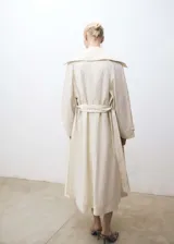 Abrigo color blanco hueso con cuello solapa grande y doble botonadura.