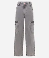 Pantalón de jean gris con bolsillos cargo laterales, corte recto y cintura alta.