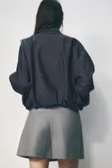 Falda pantalón gris de tiro alto con cierre lateral oculto.