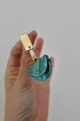 Aros colgantes con gancho dorado y dijes de nácar turquesa.