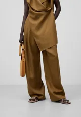 Pantalón marrón de cáñamo para mujer, con cierre de botón, trabillas, doble pinza en delantero, bolsillos laterales y bolsillos de vivo en espalda.