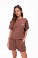Remera color chocolate de corte holgado, con cuello redondo y mangas cortas con dobladillo. Estampado pequeño en el pecho con logo de frutas.