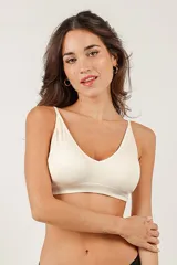 Pack de dos soutiens modelo top, de microfibra, sin aro, con copas removibles y breteles ajustables.