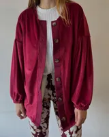 Sobrecamisa bordó de plush con mangas abullonadas y cierre con botones.