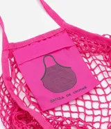 Bolsa de red color fucsia, con efecto ganchillo, correas dobles y pequeño bolsillo para guardar la bolsa.