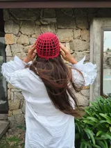 Gorro tipo casquete rojo tejido al crochet con diseño calado.