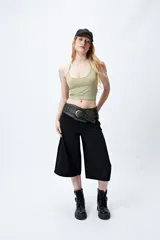 Top halter corto negro con tiras finas para anudar en la nuca.