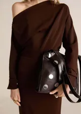Vestido midi marrón con cuello asimétrico y manga larga con puños elásticos. Presenta detalle fruncido en los laterales, silueta slim y cierre de cremallera lateral.