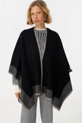 Ruana de color beige, con diseño acogedor y borde contrastante.