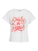 Camiseta blanca de jersey con cuello redondo y mangas cortas con dobladillo. Estampado frontal con el texto "Emily in Paris" en color rosa y la silueta de la Torre Eiffel.