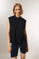 Musculosa azul noche de poliéster con cuello alto y corte ancho.