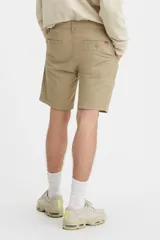Bermuda color beige de corte chino, con bolsillos laterales y traseros.