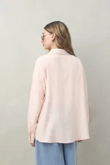 Camisa color rosa claro, de corte clásico y silueta relajada, confeccionada en mezcla de lino y viscosa.