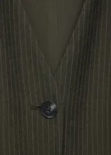 Mono largo de poliéster con viscosa, color verde oscuro con finas rayas verticales blancas. Tiene cuello en V, cierre frontal con botones, cinturón ajustable y diseño sin mangas.