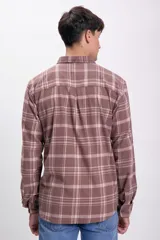 Camisa marrón a cuadros con corte clásico, cuello abotonado y mangas largas.