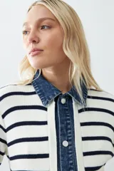 Chaqueta tejida a rayas horizontales color blanco y azul marino, con cuello y detalles en denim.