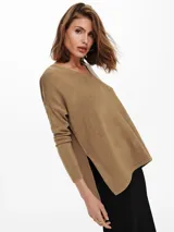Sweater color marrón claro de tejido de punto suave, con cuello en V y mangas largas. Ideal para looks casuales o formales.
