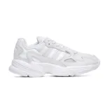 Zapatillas blancas de estilo retro, con diseño grueso y cómodo, combinando malla y revestimientos de gamuza sintética.