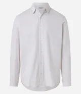 Camisa blanca de algodón, manga larga con botonadura frontal y cuello camisero.