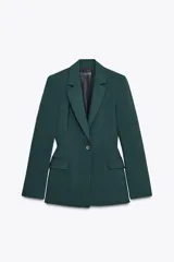 Blazer verde oscuro de corte entallado, con cuello solapa, manga larga, bolsillos frontales con solapa y cierre frontal con un botón.