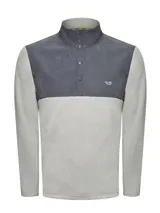 Micropolar gris con cuello alto y medio cierre con snaps. Tiene aplicación de tela en el canesú, dos bolsillos invisibles y parche con logo de pato.