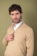 Sweater azul marino de lana merino 100% con cierre medio.