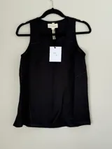 Musculosa negra con breteles finos y escote redondo.