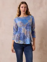 Blusa estampada marca Ruby Rd, de corte recto y mangas 3/4. Presenta aplique de crochet en el escote redondo y en la parte superior del frente.