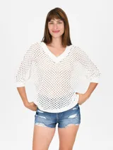 Buzo de tejido calado color blanco, con escote en V y mangas 3/4.