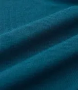 Blusa tipo muscle tee color turquesa, hecha en ribana de viscosa y poliéster, con escote redondo y sin sisas.