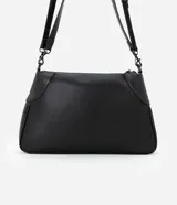 Bolso de hombro negro con textura croco, confeccionado en poliuretano. Cuenta con cierre de hebilla, asa de mano y correa larga desmontable.